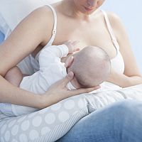 Dojčiaci vankúš na kojenie? Mamičky si skúsenosti s touto pomôckou pochvaľujú